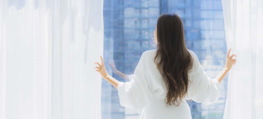 chica.cortinas comprar chalets, comprar vivienda, chalets alquiler, chalets venta.
